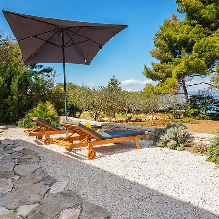 Seafront Villa De Finis Sutivan