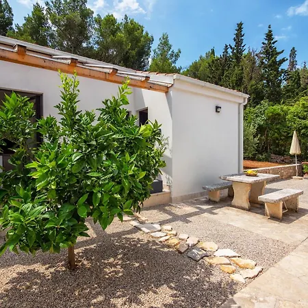 Seafront Villa De Finis Sutivan