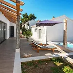 Villa House De Finis *